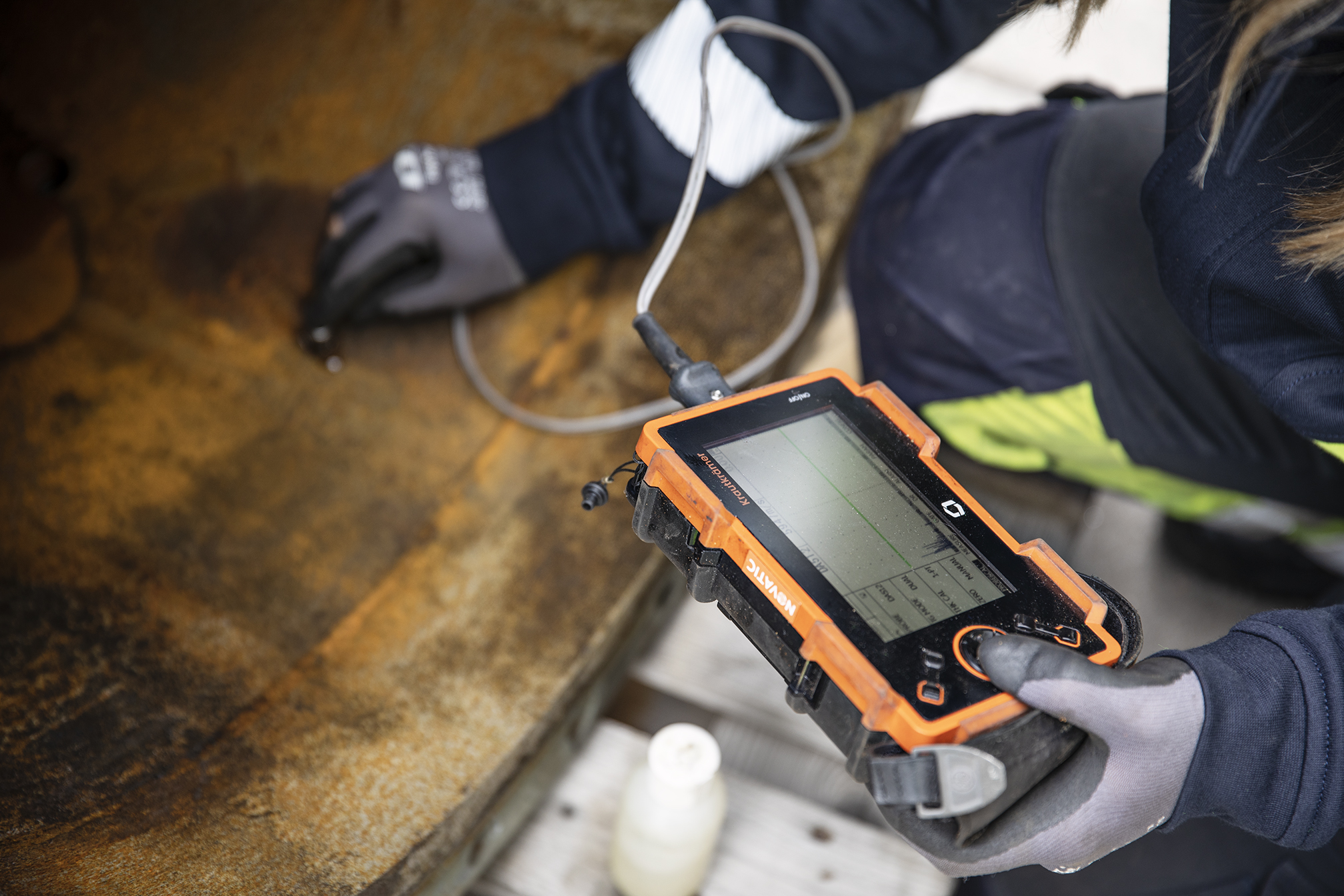 Provningsingenjör utför en inspektion och genomför en mätning med hjälp av digital provningsutrustning.