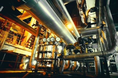 En stor processanläggning med tryckkärl och rörledningar.