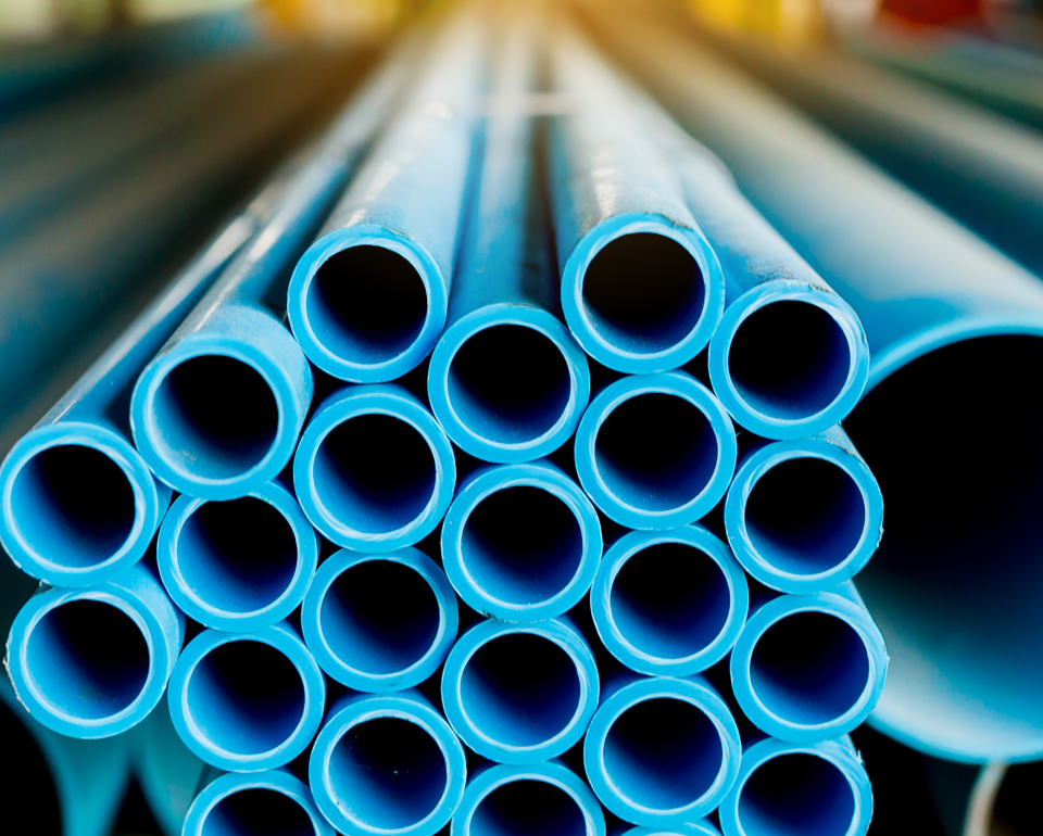 En hög med blåa plaströr i olika storlekar. 