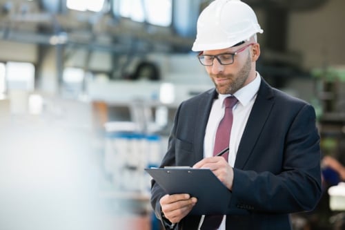 Inspecteur vult checklist in