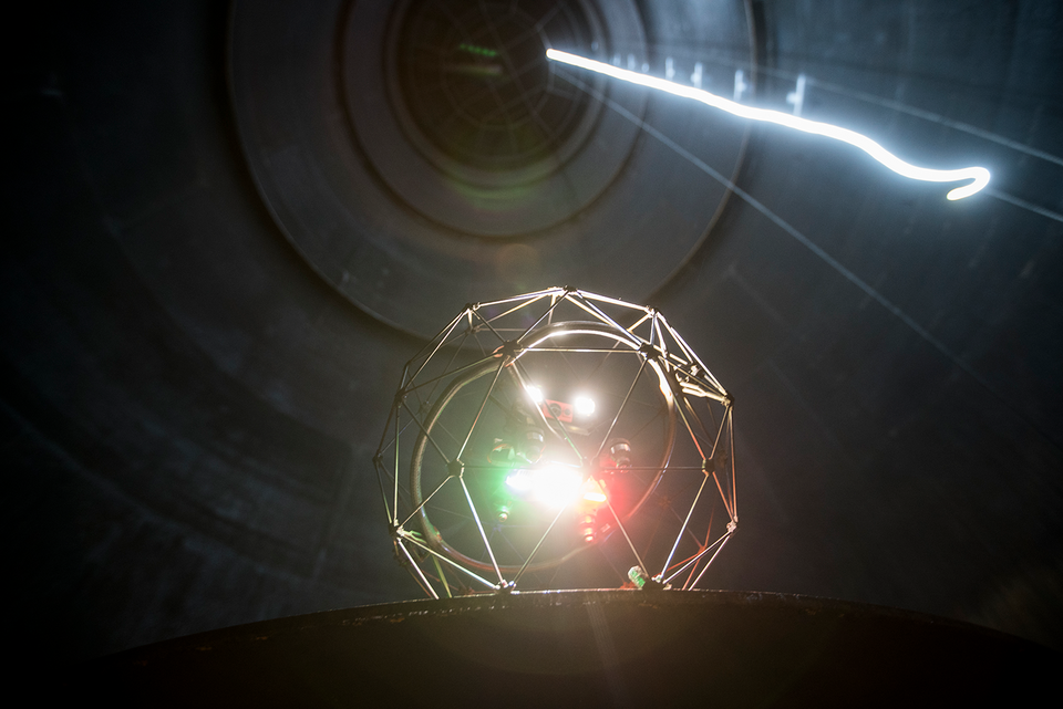 Drönare inspekterar ett rör på insidan. Den har en lysande lampa.