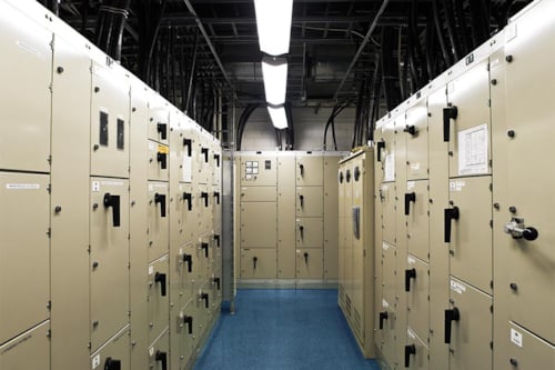 Elanläggning, elcentral som fyller ett stort rum.