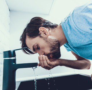 Water drinken uit de kraan