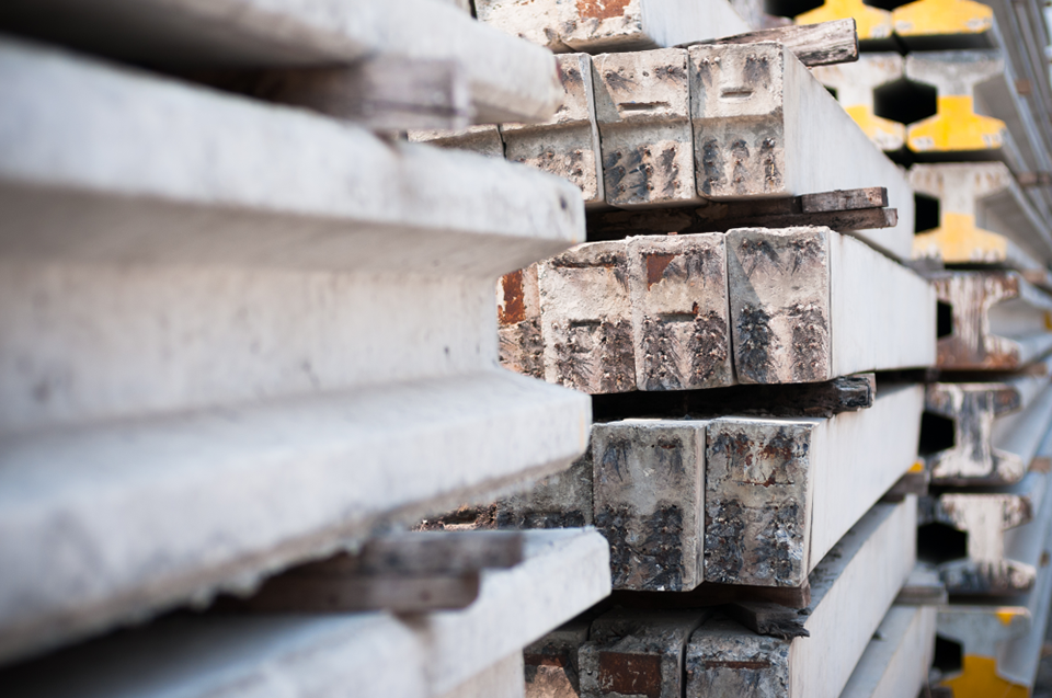 Betongstolpar i olika profiler. 