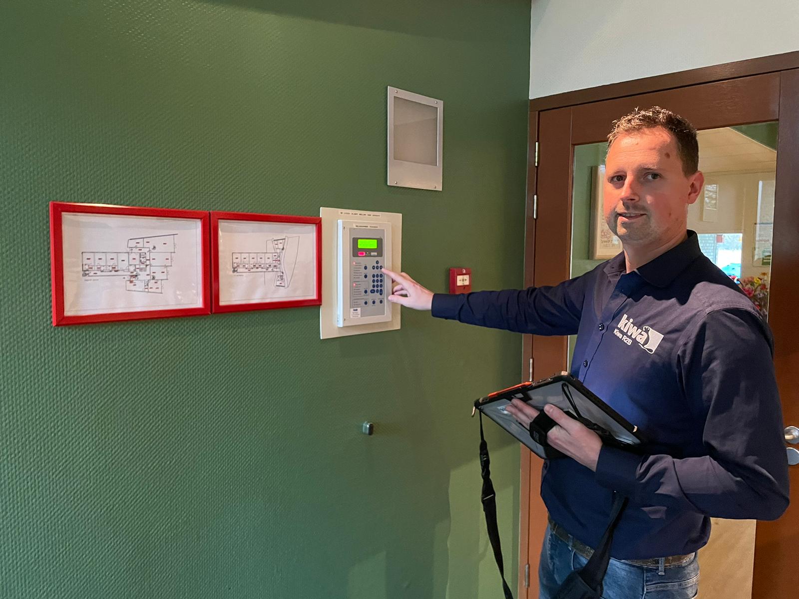 Kiwa RMG-inspektør udfører en Regelmæssig brandværnsinspektion (RBV)