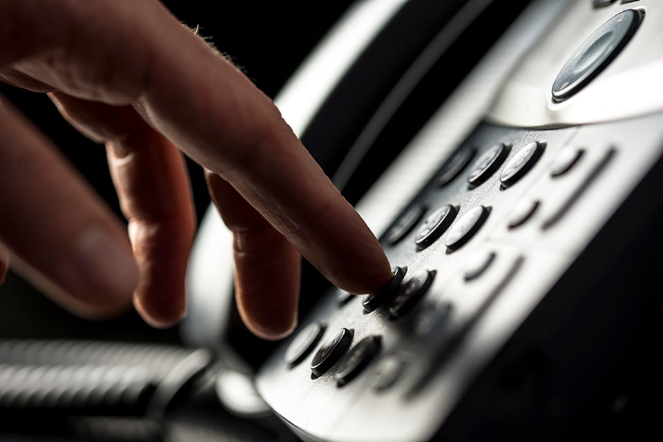 Telefoonnummer intoetsen op telefoon