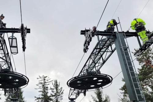 Flera besiktningsingenjörer kontrollerar skidliftar under en internutbildning hos Kiwa.