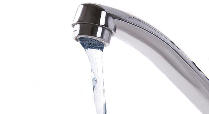 Kökskran som spolar vatten är ett exempel på sanitetsarmaturer