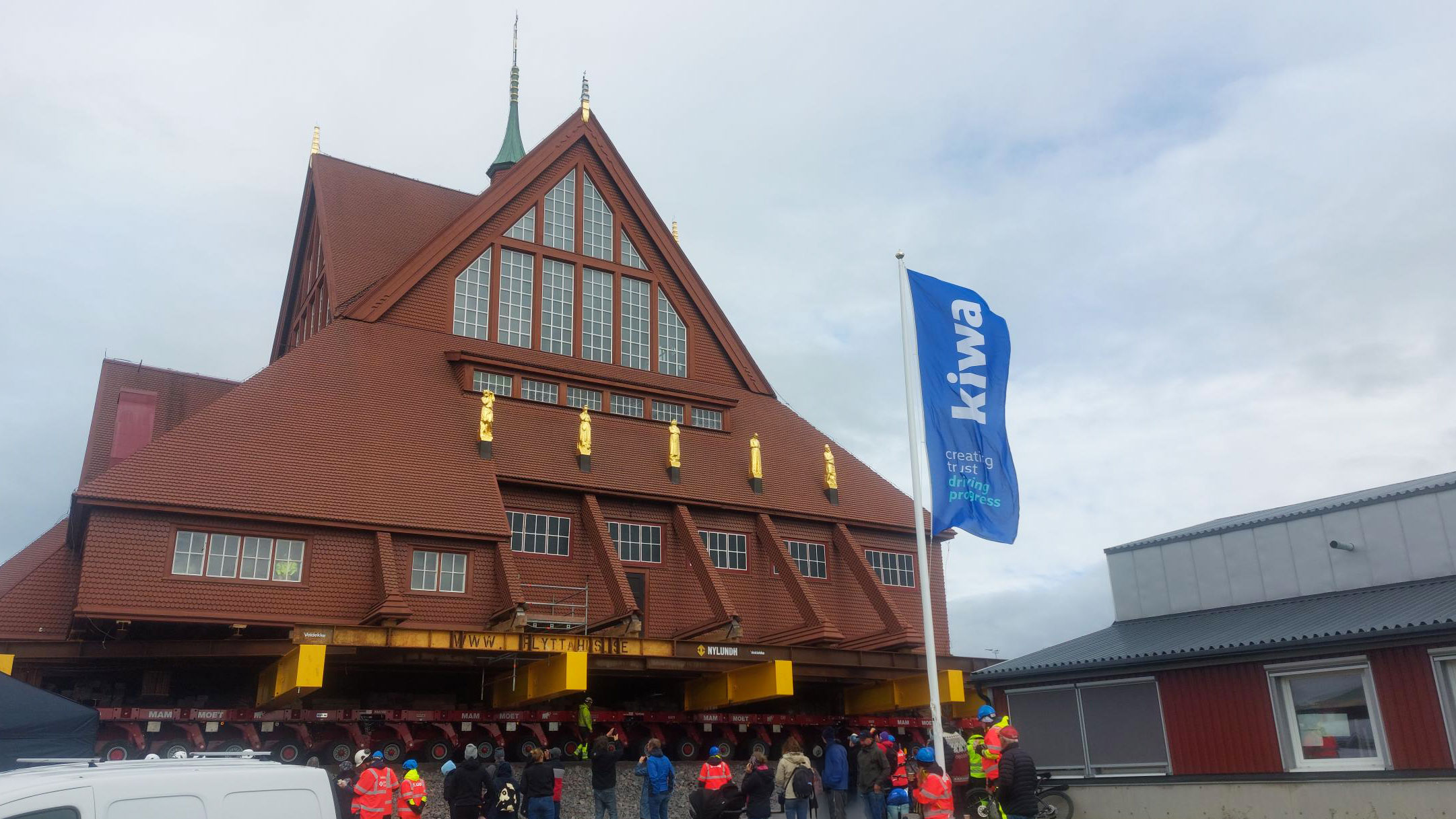 Kiruna kyrka åker förbi Kiwas kontor.