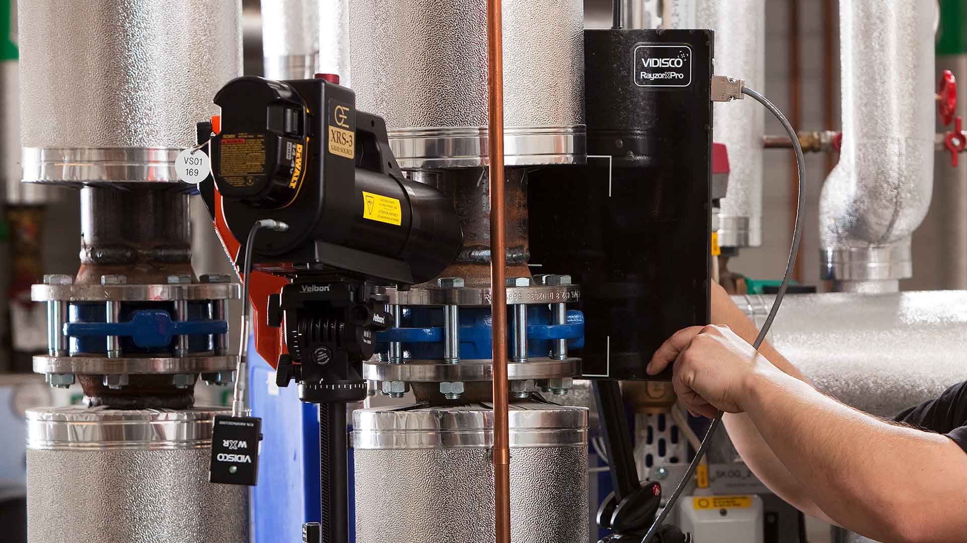 Inspektör från Kiwa arbetar med digital röntgenutrustning. 