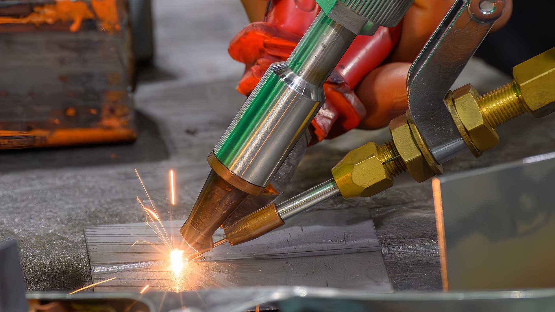 Närbild på lasersvetsningsprocessen med robotsystem.