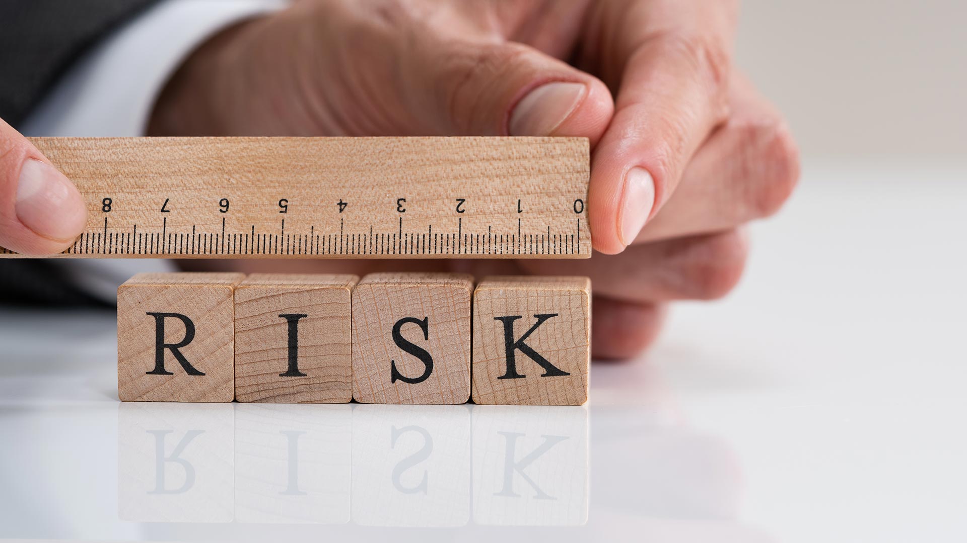 Hur stor är risken? Industrier behöver mäta, dokumentera och analysera risker för att göra verksamheten säkrare. 